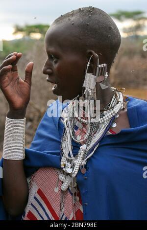 Porträt einer Maasai-Frau. Maasai ist eine ethnische Gruppe von halbnomadischen Menschen. Fotografiert in Tansania Stockfoto