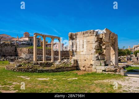 Athen, Attika / Griechenland - 2018/04/03: Bibliothek von Hadrian - Hadrian-Bibliothek - Ruinen mit verbliebenen archäologischen Steinobjekten am MonStiraki Squa Stockfoto