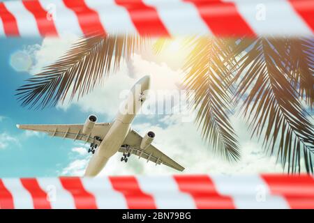 Flugzeug in Himmel geschlossen Warnband. Quarantäne, stornierter Flug und Konzept für einen aufgeschobenen Urlaub Stockfoto