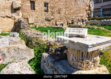 Athen, Attika / Griechenland - 2018/04/03: Bibliothek von Hadrian - Hadrian-Bibliothek - Ruinen mit verbliebenen archäologischen Steinobjekten am MonStiraki Squa Stockfoto