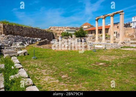 Athen, Attika / Griechenland - 2018/04/03: Bibliothek von Hadrian - Hadrian-Bibliothek - Ruinen mit verbliebenen archäologischen Steinobjekten am MonStiraki Squa Stockfoto