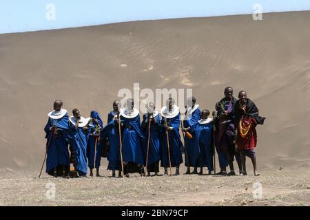 Eine Gruppe von Maasai Frauen in blauen Roben. Maasai ist eine ethnische Gruppe von halbnomadischen Menschen. Fotografiert in Tansania Stockfoto