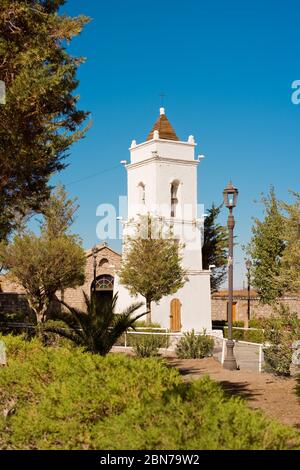 Der Kirchturm von San Lucas wurde im Jahre 1741 auf dem Hauptplatz des Dorfes Toconao in einer Oase am Salar de Atacama, Atacama-Wüste, Antofagasta erbaut Stockfoto