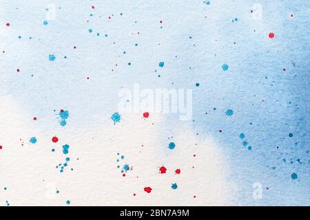 Abstrakte Kunst Hintergrund hellblau und weiß Farben. Aquarellmalerei auf Leinwand mit roten Flecken. Fragment von Bildmaterial auf Papier mit Spritzmuster. Stockfoto