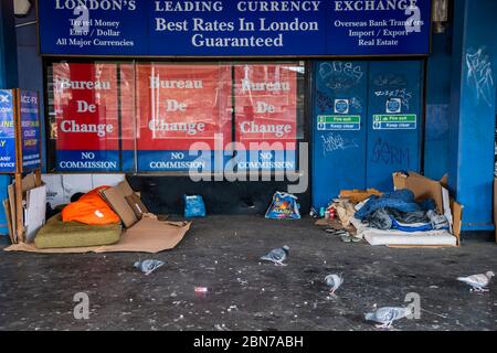 London, Großbritannien. Mai 2020. Obdachlose schlafen in der Nähe der London Bridge weiterhin hart, trotz der Behauptung, dass sie alle zumindest vorübergehend untergebracht worden seien. Am ersten Tag wird die "Lockdown" für den Ausbruch des Coronavirus (Covid 19) in London gelockert. Kredit: Guy Bell/Alamy Live News Stockfoto