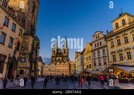 Prag, Tschechische Republik, 13. Mai 2019: Menschen sind auf dem Altstädter Ring Stare Mesto historischen Stadtzentrum zu Fuß. Astronomische Uhr Orloj und Turm des Rathauses, gotische Kirche unserer Lieben Frau vor Tyn Stockfoto