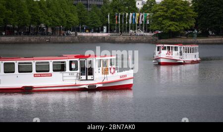 Hamburg, Deutschland. Mai 2020. Zwei Lastkähne der Weißen Flotte segeln auf der Binnenalster. Die Schiffe können ihren Betrieb wieder aufnehmen. Wochenlang waren die Schiffe aufgrund von Beschränkungen zur Eindämmung der Pandemie in Corona im Stillstand. Quelle: Daniel Reinhardt/dpa/Alamy Live News Stockfoto