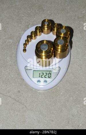 Präzisionsgewichte mit unterschiedlichem Wert und einer digitalen Skala Stockfoto