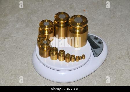 Präzisionsgewichte mit unterschiedlichem Wert und einer digitalen Skala Stockfoto