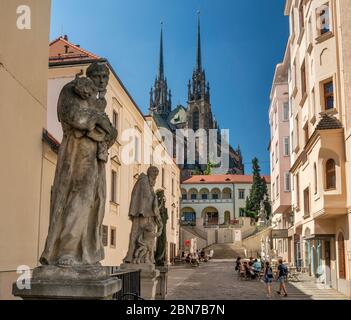 Kathedrale der SS Peter und Paul, Statuen an der Heilig-Kreuz-Kirche auf Kapuzinske namesti in Brünn, Mähren, Tschechische Republik, Mitteleuropa Stockfoto