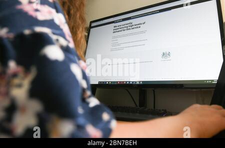 Swansea, Wales, Großbritannien. Mai. Die Website von Gov.UK, auf der das Self Employed Income Support Scheme (SEISS) beantragen konnte, zeigt die Meldung: "Wir haben derzeit eine hohe Nachfrage nach diesem Service. Die Website machte Bewerber für die Zuschussregelung Schlange, um es zu nutzen Service als Millionen von Selbstständigen melden sich an, um Geld während der Coronavirus Pandemie, die finanzielle Not in ganz Großbritannien verursacht zugreifen. Quelle: Robert Melen/Alamy Live News. Stockfoto