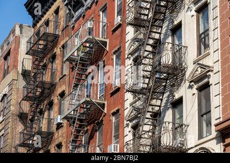 Gebäude mit Notausgang in Manhattan, NYC Stockfoto