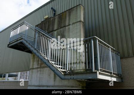Sint Gillis Waas, 14. April 2020, eine eiserne Treppe mit Eisengeländer, die auf den ersten Blick nirgendwo hinführt Stockfoto