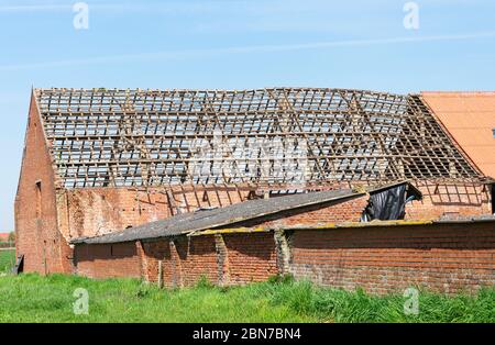 Sint Gillis Waas, Belgien, 16. April 2020, Holzdachkonstruktion einer alten Scheune, die restauriert werden soll Stockfoto