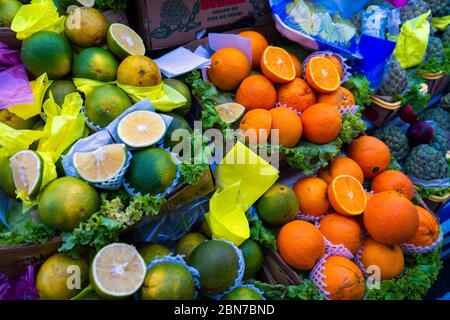 Open-Air-Straßenmarkt in Sao Paulo, Brasilien, während der COVID19 Corona-Krise im Mai 2020. Die meisten Käufer verwenden Maske, aber nicht soziale Distanzierung Stockfoto