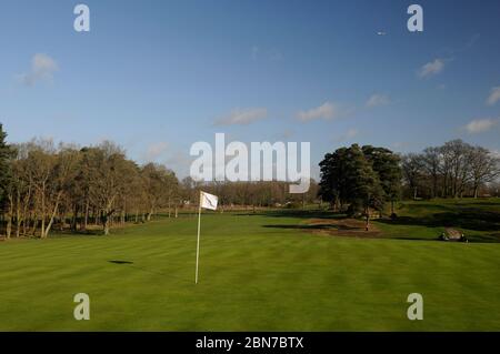 Blick zurück über 2nd Green auf 3rd Fairway, Woking Golf Club, Woking, Surrey, England Stockfoto