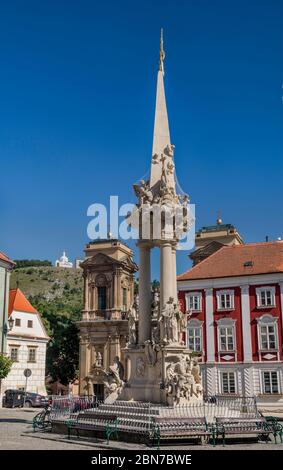 Pestsäule der Heiligen Dreifaltigkeit in Namesti, Dietrichstein Grab dahinter, St. Sebastian Kapelle auf dem Heiligen Hügel in der stadt Mikulov, Mähren, Tschechische Republik Stockfoto