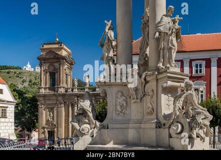 Pestsäule der Heiligen Dreifaltigkeit in Namesti, Dietrichstein Grab dahinter, St. Sebastian Kapelle auf dem Heiligen Hügel in der stadt Mikulov, Mähren, Tschechische Republik Stockfoto