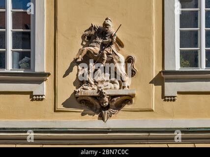 Der heilige Georg und der Drache, Schnitzerei im Haus in Mikulov, Mähren, Tschechien, Mitteleuropa Stockfoto