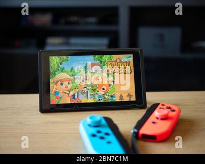 Mai 2020, UK: Nintendo Switch Tier mit Joy con Neon-Controllern neue Horizonte überqueren Stockfoto