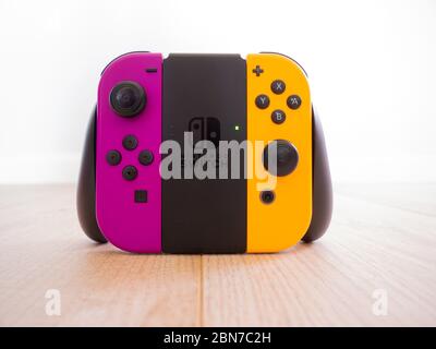 Mai 2020, UK: Nintendo Switch Griff Controller mit orange und lila Joy con Remote-Gaming Stockfoto
