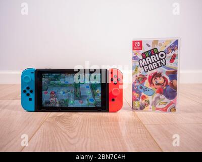 Mai 2020, UK: Nintendo Switch Konsole mit Mario Party Spiel weißen Studio Hintergrund Stockfoto