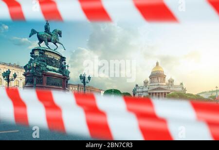 Isaakskathedrale oder Isaakievskiy Sobor in Sankt Petersburg mit Warnband geschlossen Stockfoto