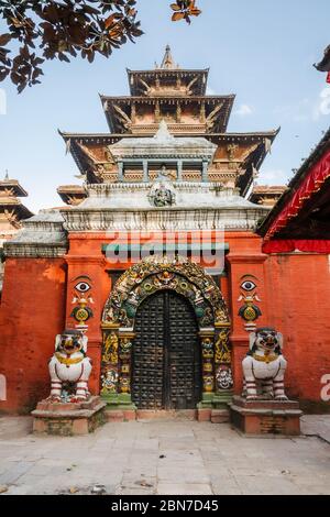 Löwenstatuen in der Nähe des Tors des Taleju Tempels, Durbar Platz in Kathmandu, Nepal Stockfoto