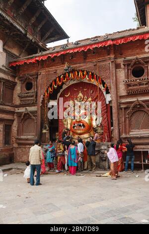 KATHMANDU, NEPAL - 30. SEPTEMBER 2012: Menschen in der Nähe von Maske von Sweta Bhairava auf dem Durbar Square während des Indra Jatra Festivals Stockfoto