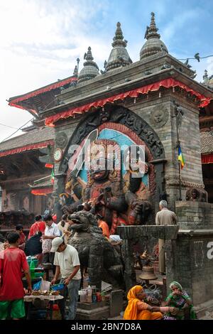 KATHMANDU, NEPAL - 30. SEPTEMBER 2012: Während des Indra Jatra Festivals wird die Statue von Kaal Bhairav auf dem Durbar Platz angebetet Stockfoto