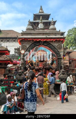 KATHMANDU, NEPAL - 30. SEPTEMBER 2012: Menschen in der Nähe der Statue von Kaal Bhairav auf dem Durbar Platz während des Indra Jatra Festivals Stockfoto