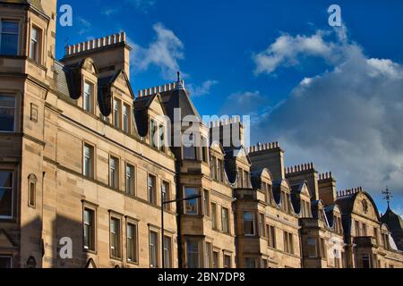Blick auf die Straße von typischen Wohngebäuden in Edinburgh Stockfoto