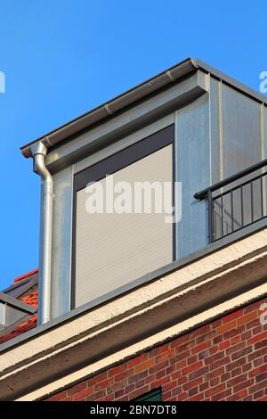 Rollläden am Dachfenster Stockfoto