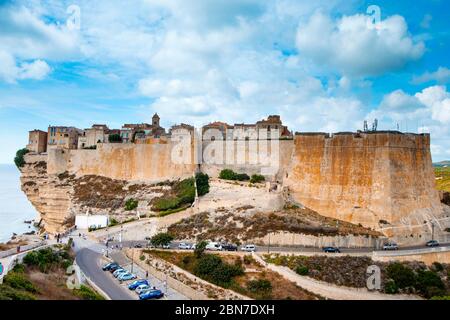 BONIFACIO, Frankreich - 19. SEPTEMBER 2018: Ein Blick auf die Haute Ville, die Altstadt von Bonifacio, Korsika, Frankreich, an der Spitze einer Landzunge nex gebaut Stockfoto