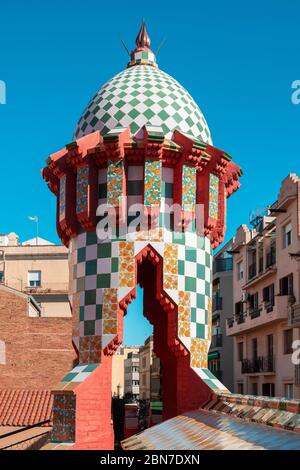 BARCELONA, SPANIEN - 15. FEBRUAR 2020: Blick auf einen Turm der Casa Vicens, eines der ersten Gebäude des berühmten Architekten Antoni Gaudi, in Barcelona Stockfoto