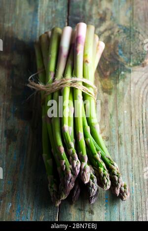 Home grown frischen natürlichen Bio-Spargel Bund zum Kochen vegetarische gesunde Lebensmittel auf einem hölzernen Hintergrund, kopieren Raum. Veganes Konzept. Stockfoto