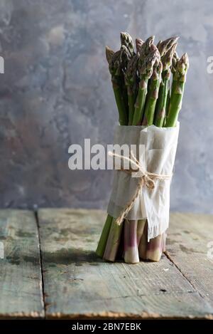 Home grown frischen natürlichen Bio-Spargel Bund zum Kochen vegetarische gesunde Lebensmittel auf einem hölzernen Hintergrund, kopieren Raum. Veganes Konzept. Stockfoto