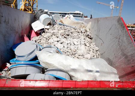 Rote überspringen für Bauschutt auf einer Baustelle, Deutschland, Europa Stockfoto