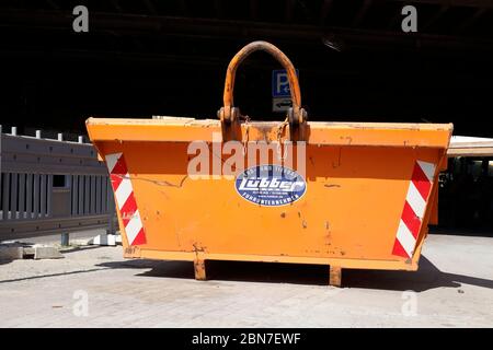 Orange skip für Bauschutt auf einer Baustelle; Deutschland; Europa Stockfoto