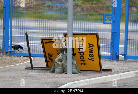 Ein Wegweiser liegt in McDiarmid Park, dem Heimstadion von St Johnstone, umgedreht. Stockfoto