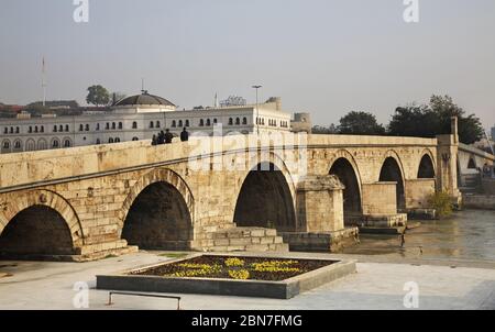 Steinbrücke über den Fluss Vardar in Skopje. Mazedonien Stockfoto