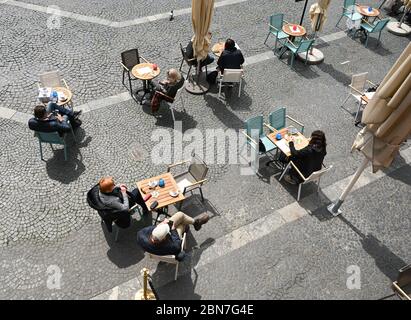 Mainz, Deutschland. Mai 2020. Im Außenbereich des Restaurants 'Wilma Wunder' am Mainzer Domplatz stehen die Tische in einem Abstand. Seit dem 13. Mai 2020 dürfen Restaurants und Kneipen in Rheinland-Pfalz unter strengen Auflagen wieder eröffnet werden. Kredit: Arne Dedert/dpa/Alamy Live News Stockfoto