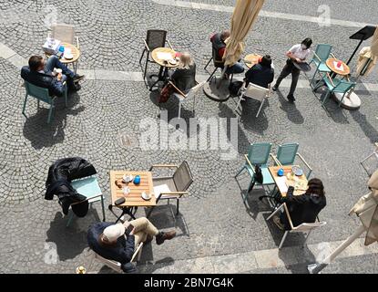 Mainz, Deutschland. Mai 2020. Im Außenbereich des Restaurants 'Wilma Wunder' am Mainzer Domplatz stehen die Tische in einem Abstand. Seit dem 13. Mai 2020 dürfen Restaurants und Kneipen in Rheinland-Pfalz unter strengen Auflagen wieder eröffnet werden. Kredit: Arne Dedert/dpa/Alamy Live News Stockfoto