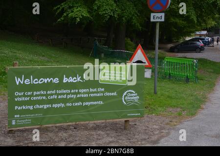 Ein Schild, das Besucher nach der Aufhebung der Beschränkungen für die Sperrung einiger Freizeitaktivitäten durch Coronavirus, wie Tennis, Wassersport, Angeln und Golf, wieder im Queen Elizabeth Country Park in der Nähe von Petersfield, Hampshire, willkommen heißt. Stockfoto