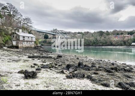 Menai Suspension Bridge auf der Menai Straits Porthaethwy Menai Bridge auf dem Anglesey Coastal Footpath North Wales Stockfoto