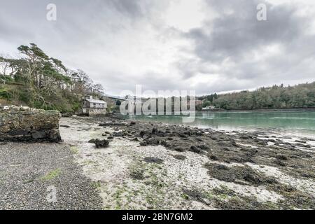 Menai Suspension Bridge auf der Menai Straits Porthaethwy Menai Bridge auf dem Anglesey Coastal Footpath North Wales Stockfoto