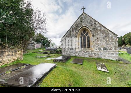 St Tysilio Kirche erbaut 630 n. Chr. auf Church Island in Porthaethwy Menai Bridge auf Anglesey in Nord Wales Stockfoto