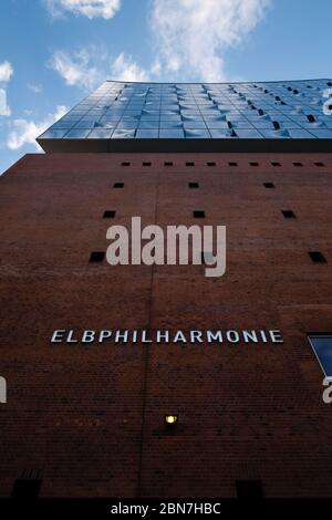 Hamburg, Deutschland - Mai 09 2020: Künstlerische Aufnahme der Elbphilharmonie, einem Konzertsaal in der HafenCity Stockfoto