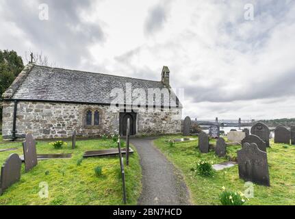 St Tysilio Kirche erbaut 630 n. Chr. auf Church Island in Porthaethwy Menai Bridge auf Anglesey in Nord Wales Stockfoto