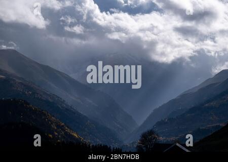 Kaukasus, Georgien, Tusheti Region, Dartlo. Berglandschaft unter Regen mit Häusern im Vordergrund in der Region Tuscheti, Georgien Stockfoto